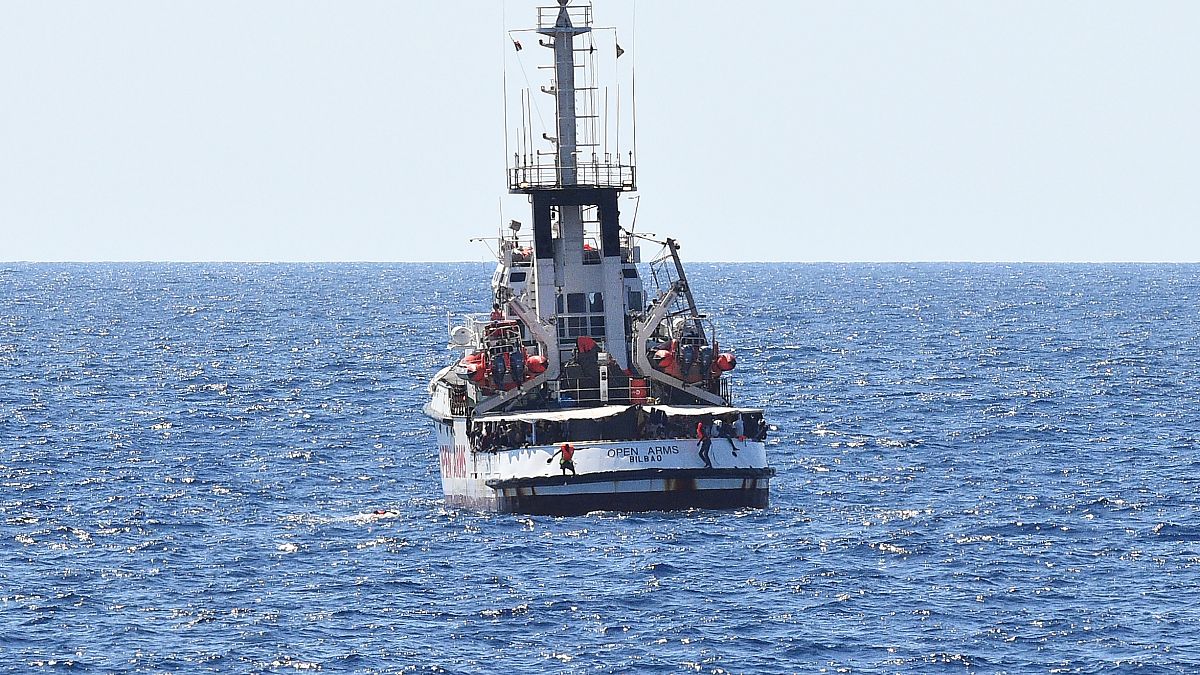الإدعاء الإيطالي يأمر بإنزال المهاجرين الموجودين على متن سفينة الإنقاذ أوبن آرمز في جزيرة لامبيدوزا