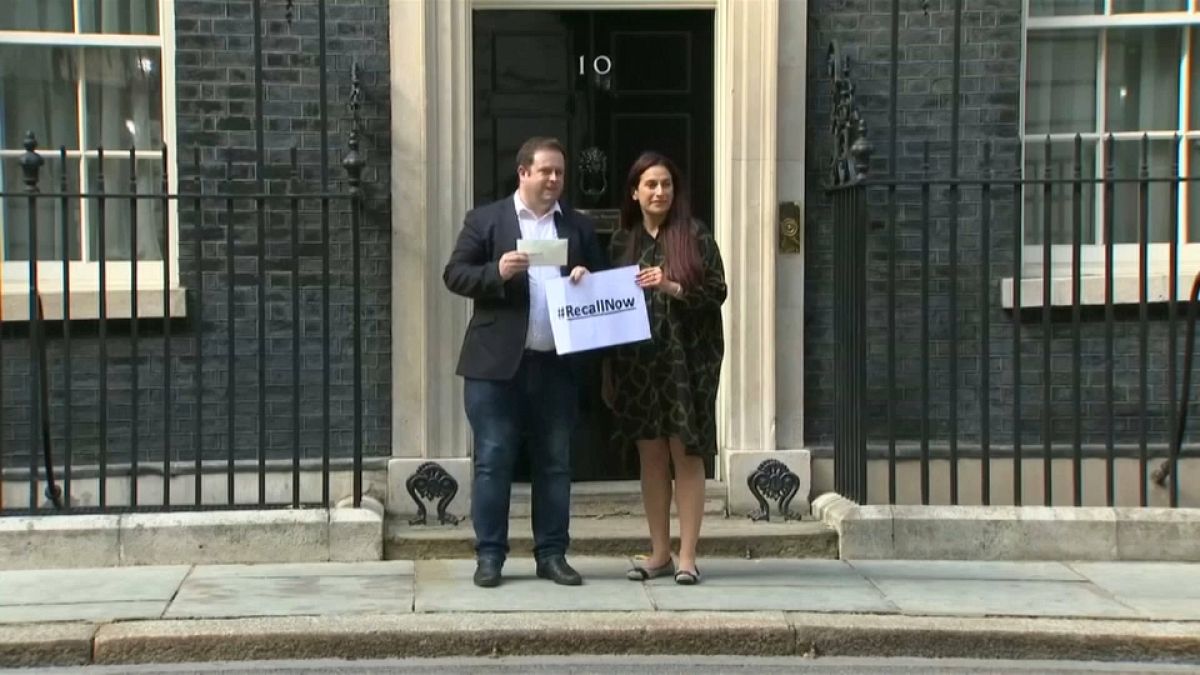 I parlamentari Stephen Doughty e Luciana Berger consegnano una lettera al numero 10 di Downing Street. 
