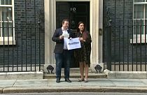 I parlamentari Stephen Doughty e Luciana Berger consegnano una lettera al numero 10 di Downing Street.
