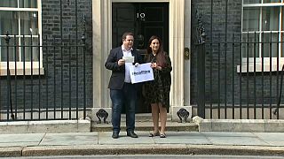 I parlamentari Stephen Doughty e Luciana Berger consegnano una lettera al numero 10 di Downing Street.