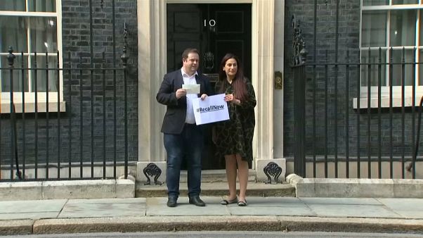 I parlamentari Stephen Doughty e Luciana Berger consegnano una lettera al numero 10 di Downing Street. I parlamentari Stephen Doughty e Luciana Berger consegnano una lettera al numero 10 di Downing Street.
