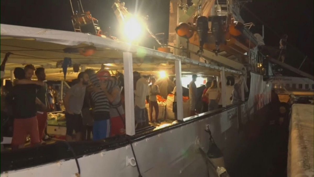 Nach 19 Tagen: Migranten der "Open Arms" betreten Lampedusa