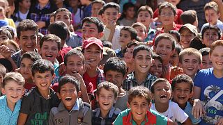 Bir programda gülümseyen Suriyeli çocuklar