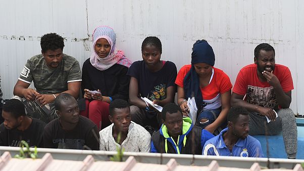 Többszáz migráns rekedt ismét a tengeren Többszáz migráns rekedt ismét a tengeren