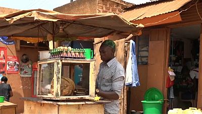 Straßenhändler in Kampala arbeiten im Schichtbetrieb Tag und Nacht