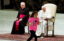پرسه زدن دختر نوجوان بر روی سن در میانۀ سخنرانی پاپ