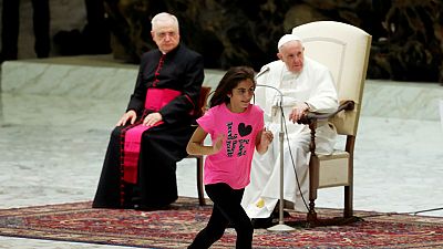 پرسه زدن دختر نوجوان بر روی سن در میانۀ سخنرانی پاپ 