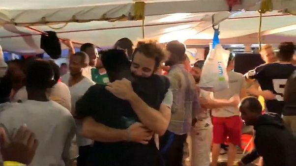 Les migrants de l'Open Arms débarquent à Lampedusa Les migrants de l'Open Arms débarquent à Lampedusa