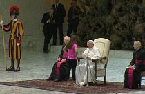 Papa, konuşması sırasında sahneye çıkan kız çocuğunu kırmadı