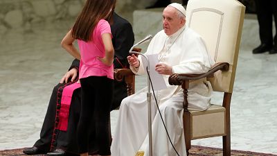 Le pape François interrompu par une jeune fille pendant son audience