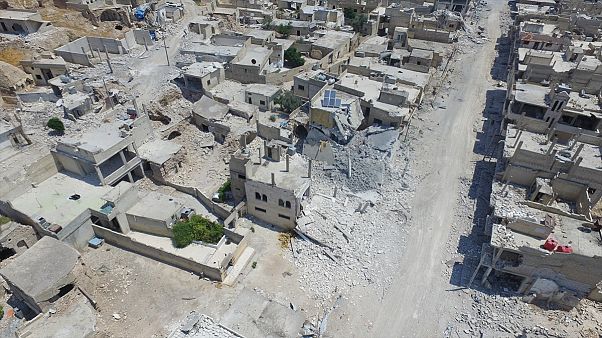 Saldırılar sonucu İdlib'in Han Şeyhun kasabasındaki bir çok bina kullanmaz hale geldi Saldırılar sonucu İdlib'in Han Şeyhun kasabasındaki bir çok bina kullanmaz hale geldi