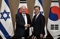 رئيس كوريا الجنوبية مون جي إن بصحبة نظيره الإسرائيلي رؤوفين ريفلين