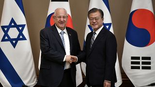 رئيس كوريا الجنوبية مون جي إن بصحبة نظيره الإسرائيلي رؤوفين ريفلين