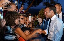 صورة للرئيس الفرنسي إيمانويل ماكرون في لقاء جماهيري