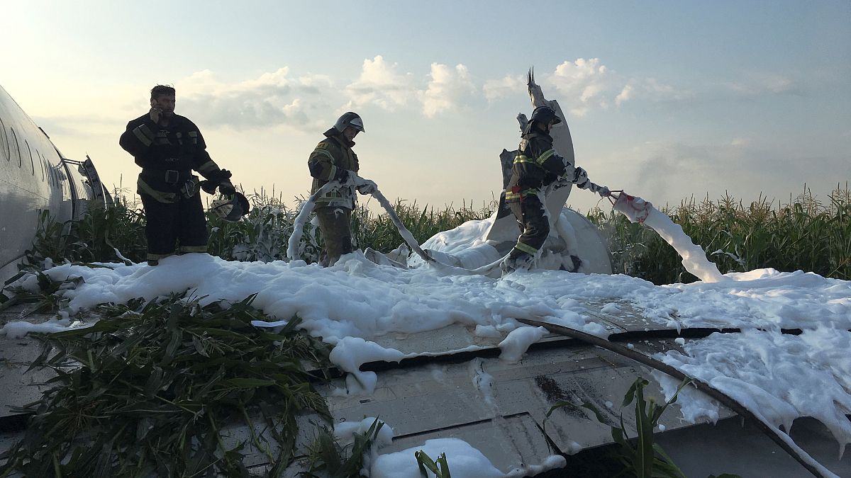 رجال الإطفاء بعد هبوط اضطراري لطائرة قرب موسكو- أرشيف رويترز