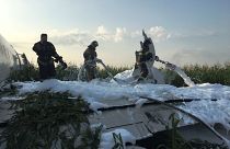 رجال الإطفاء بعد هبوط اضطراري لطائرة قرب موسكو- أرشيف رويترز