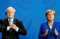 ميركل بصحبة جونسون خلال المؤتمر الصحفي