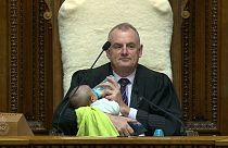 شاهد: رئيس برلمان نيوزيلندا يناول رضيعا الحليب خلال جلسة نقاش