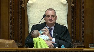 شاهد: رئيس برلمان نيوزيلندا يناول رضيعا الحليب خلال جلسة نقاش