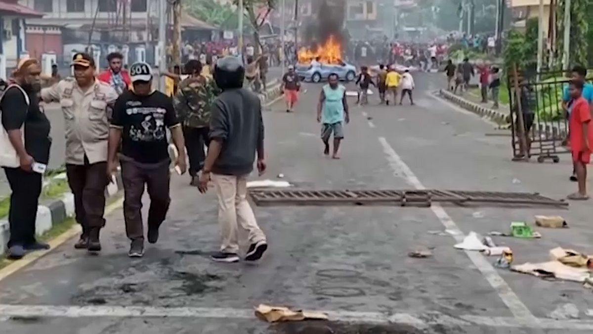 Unruhen in Papua: Indonesien sperrt Internet und schickt Soldaten