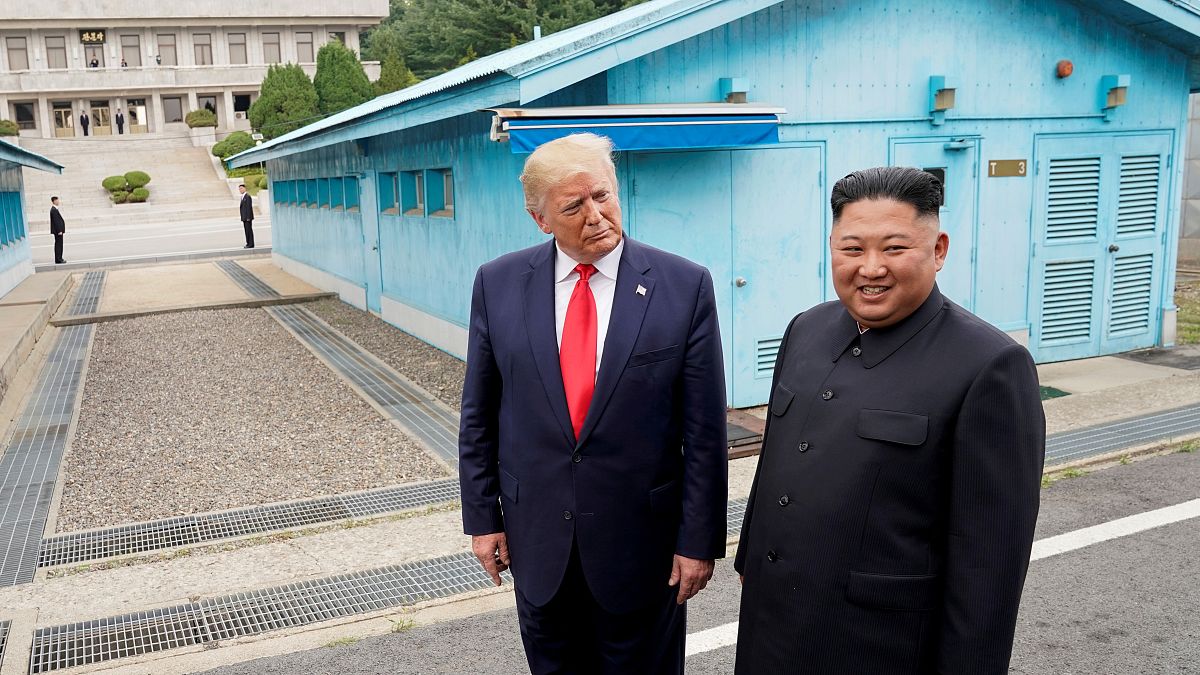 الرئيس الأمريكي دونالد ترامب والزعيم الكوري كيم جونغ أون خلال لقائهما في المنطقة منزوعة السلاح في حزيران الماضي (أرشيف) 