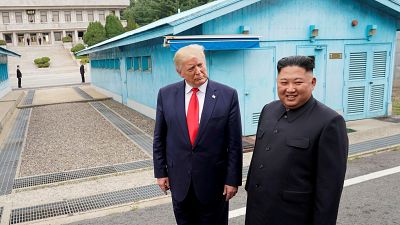 الرئيس الأمريكي دونالد ترامب والزعيم الكوري كيم جونغ أون خلال لقائهما في المنطقة منزوعة السلاح في حزيران الماضي (أرشيف) 
