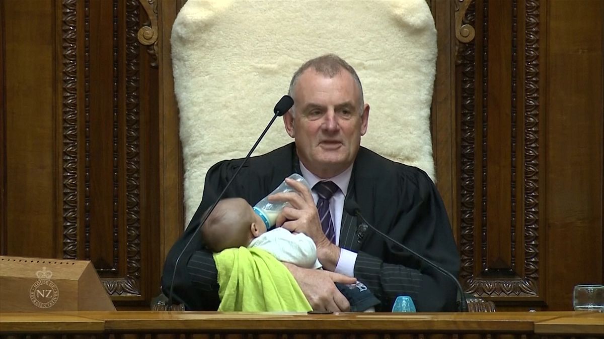 Yeni Zelanda: Meclis başkanı oturumu yönetirken biberonla bebek besledi 