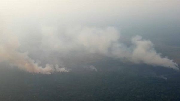 Bolsonaro alega falta de recursos para combater incêndios na Amazónia Bolsonaro alega falta de recursos para combater incêndios na Amazónia