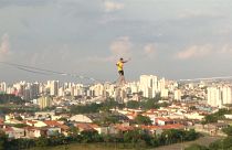 شاهد: برازيليون يتحدون الجاذبية بالسير على الحبال في ساو باولو