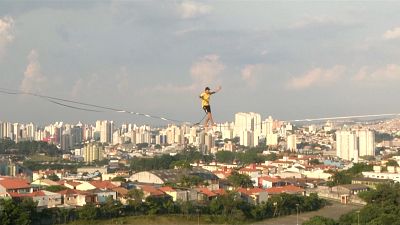 Nyaktörő slackline Sao Paulo külvárosa felett