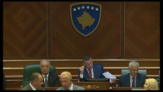 رئيس مجلس نواب كوسوفو معلناً نتيجة التصويت التي أدت إلى حل البرلمان