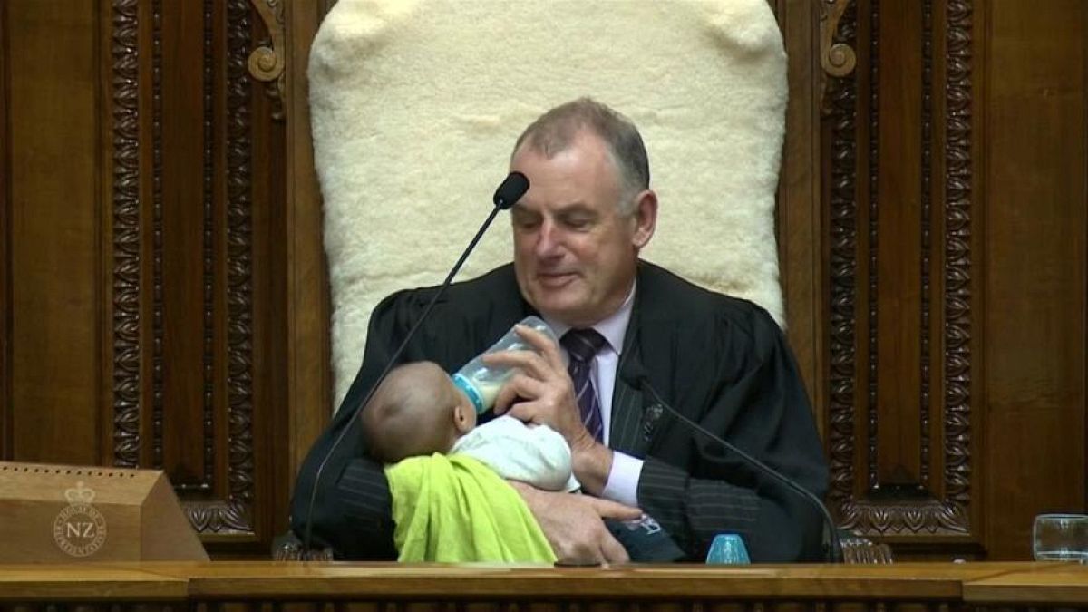Neuseelands Parlamentspräsident als Babysitter: Während der Debatte füttert er ein Baby