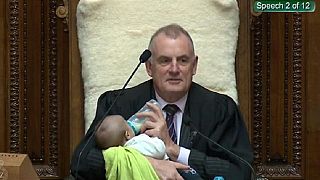 Ν. Ζηλανδία: Ο πρόεδρος της Βουλής ταΐζει μωρό με μπιμπερό!