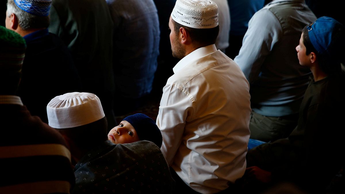 Müslümanlar camide namaz kılıyor