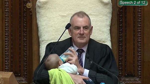 A szószéken etette egy meleg pár gyermekét az új-zélandi házelnök A szószéken etette egy meleg pár gyermekét az új-zélandi házelnök