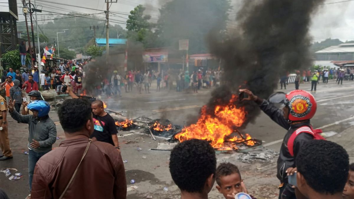 أشخاص يحرقون الإطارات أثناء احتجاج على طريق في مانوكواري ، بابوا الغربية- أرشيف رويترز