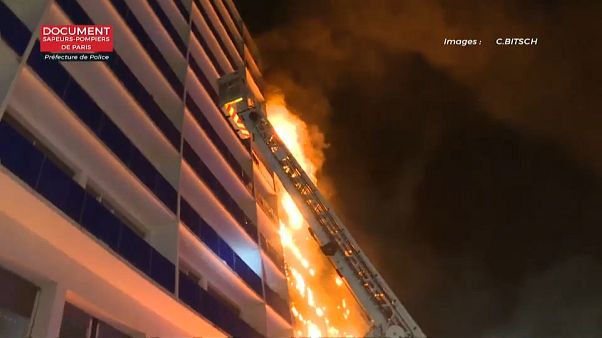 Una mujer fallece al incendiarse un hospital en París Una mujer fallece al incendiarse un hospital en París