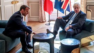 İngiliz Başbakan Johnson, Macron'la görüşürken sehpaya ayak uzattı