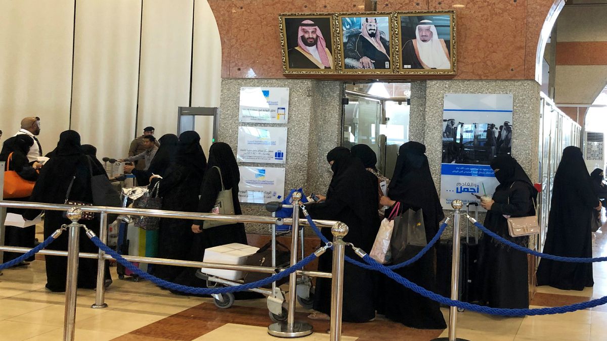 سعوديات ينتظرن سفرهن في الدمام- أرشيف رويترز