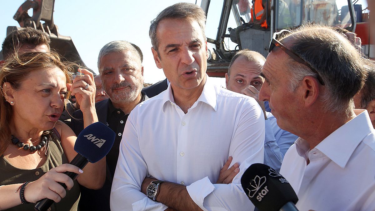 Ο πρωθυπουργός Κυριάκος Μητσοτάκης κατά τη επίσκεψη του στο Μάτι
