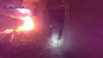 شاهد: الخوذ البيضاء تنقذ عائلات من مبنى استهدفه قصف في معرة النعمان