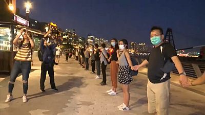 شاهد: سلسلة بشرية بطول 40 كيلومتراً في هونغ كونغ دعماً للديمقراطية