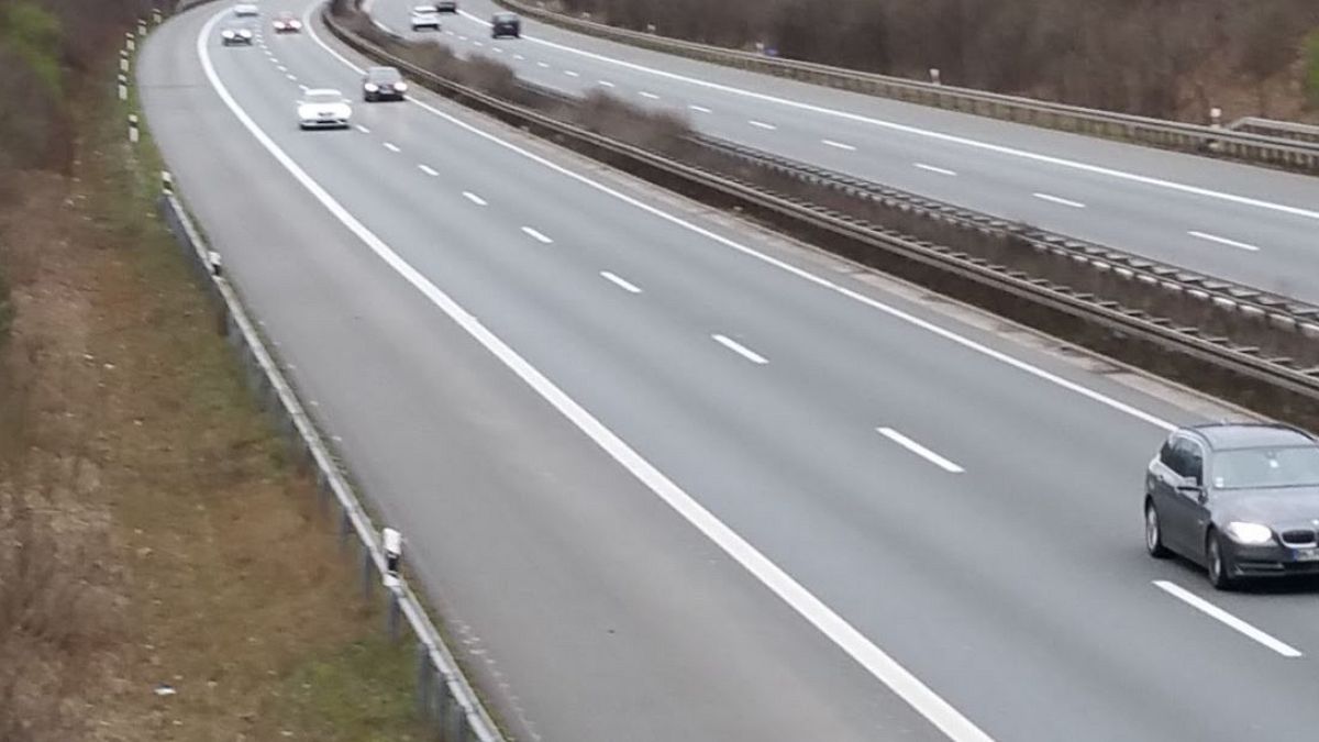Wieder auf der Autobahn: 8-Jähriger fährt 180 km/h und baut Unfall