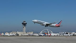 طائرة تابعة للخطوط الجوية الأميركية في مطار لوس أنجلس