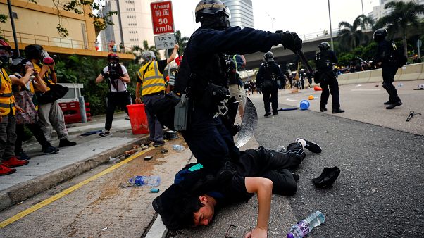 Hong Kong protestolarında 12. hafta: Polis, göstericilere gaz ve copla müdahale etti Hong Kong protestolarında 12. hafta: Polis, göstericilere gaz ve copla müdahale etti