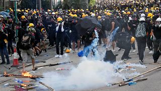 Polícia usa gás lacrimogéneo para dispersar manifestantes em Hong Kong