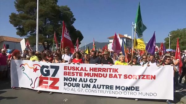 Cientos de personas exigen a las principales potencias del G7 que cumplan sus compromisos Cientos de personas exigen a las principales potencias del G7 que cumplan sus compromisos