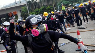 محتجون يرشقون الشرطة بالحجارة في هونغ كونغ