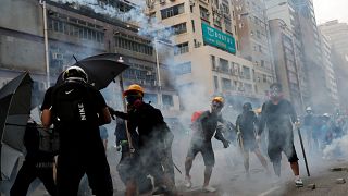 پلیس هنگ کنگ به سمت تظاهرکنندگان گاز اشک‌آور شلیک کرد