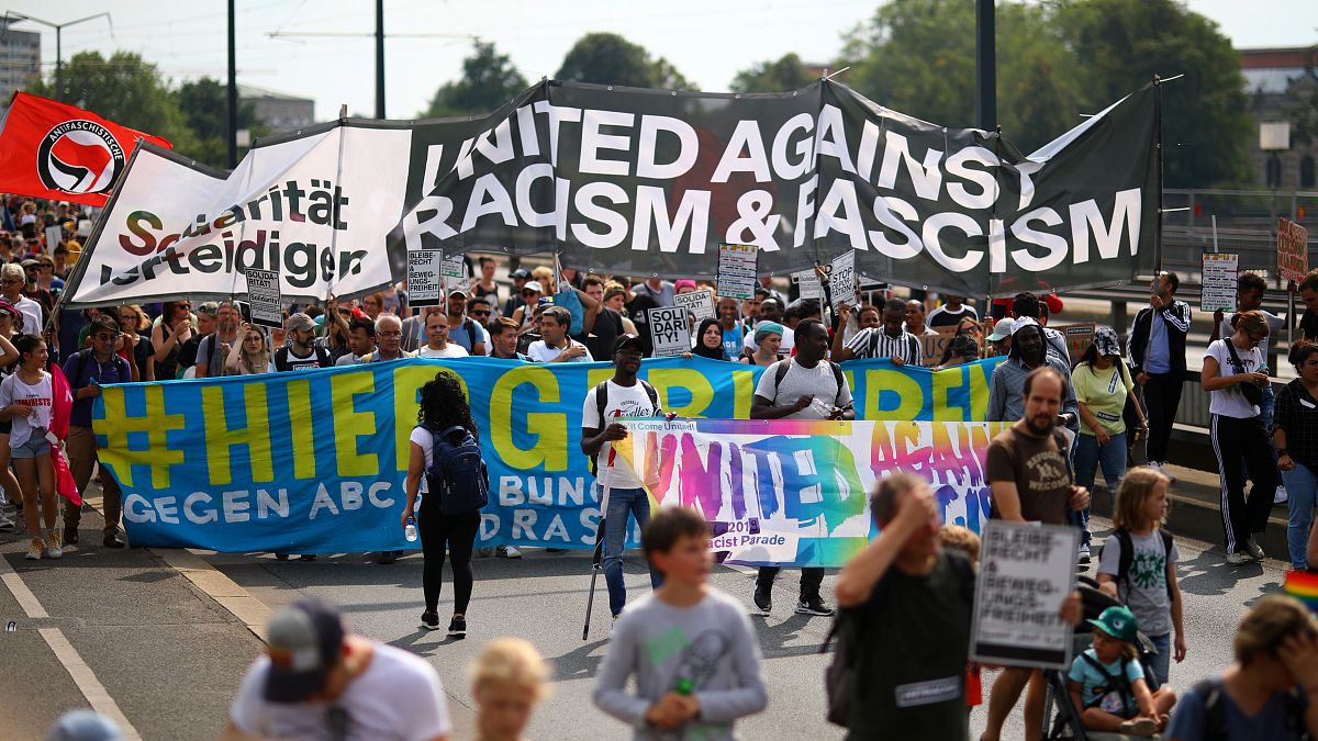 Almanya'nın Dresden kentinde bir araya gelen 35 bin kişi, artan ırkçılığı protesto etti